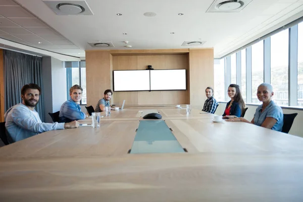 创意无限的商业团队在会议室开会 — 图库照片