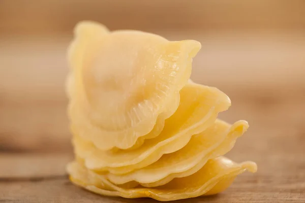 Panzerotti Pasta auf weißem Hintergrund — Stockfoto