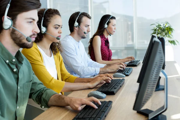 Customer service managers werken — Stockfoto