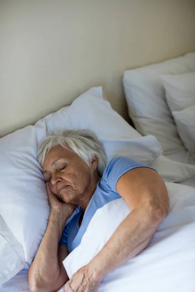 Seniorin schläft im Schlafzimmer — Stockfoto