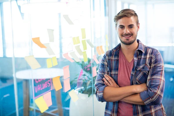 Man standing next to the sticky notes on wall in office — Stock Photo, Image