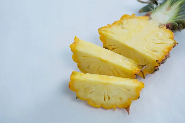 Крупный план кусочков ананаса — стоковое фото