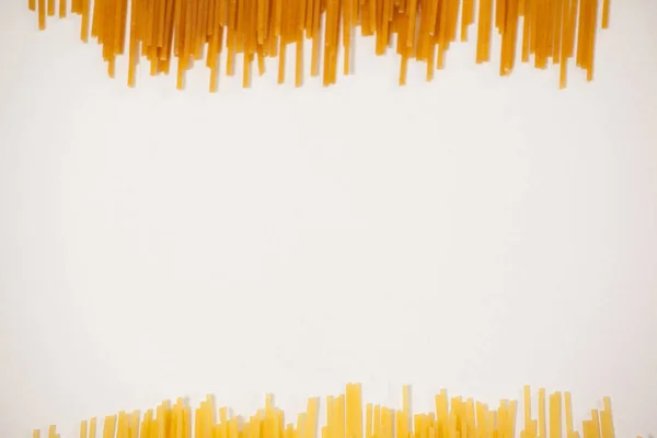 Spaghetti pasta på vit bakgrund — Stockfoto