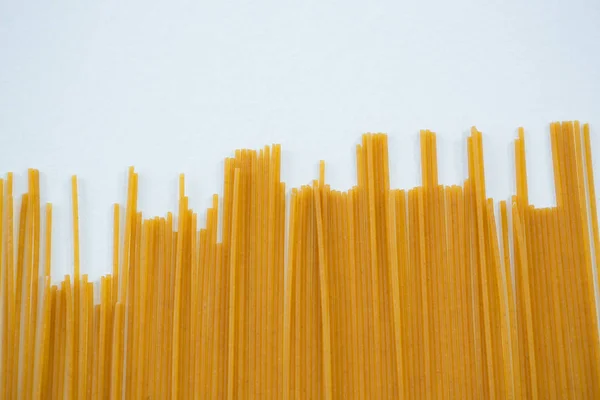 Massa de espaguete no fundo branco — Fotografia de Stock