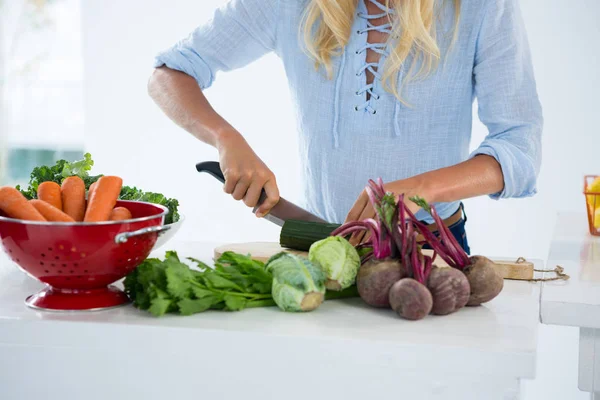 Metà sezione di donna che taglia verdure sul tagliere — Foto Stock