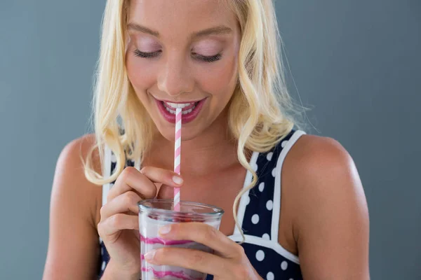 Mulher bonita bebendo smoothie — Fotografia de Stock