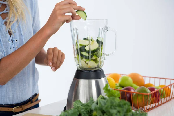 Mulher preparando smoothie vegetal — Fotografia de Stock