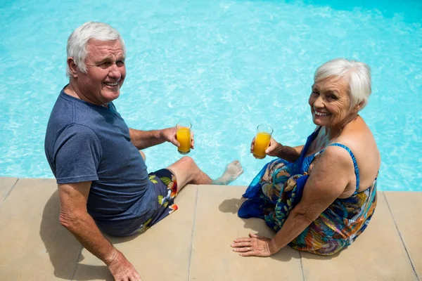 Портрет пожилой пары с соковыми стаканами — стоковое фото