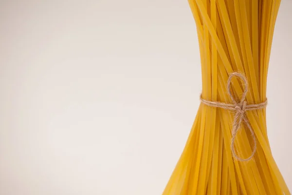 Pacote de espaguete cru amarrado com corda — Fotografia de Stock