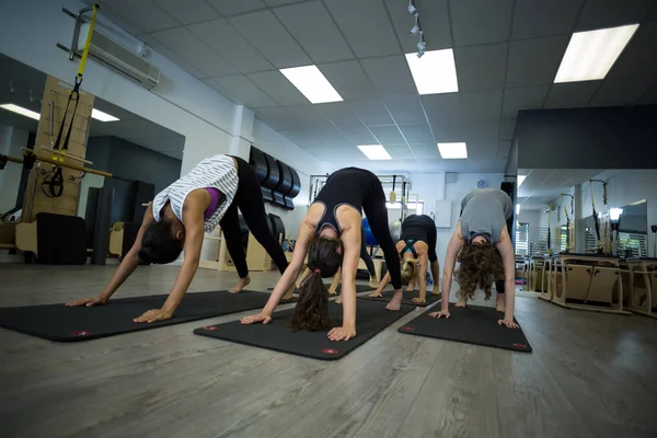 Grupp kvinnor som utför stretching övning — Stockfoto