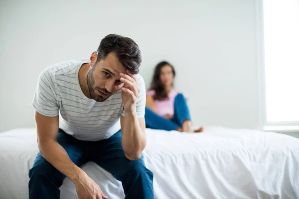 Paar negeren elkaar in slaapkamer — Stockfoto