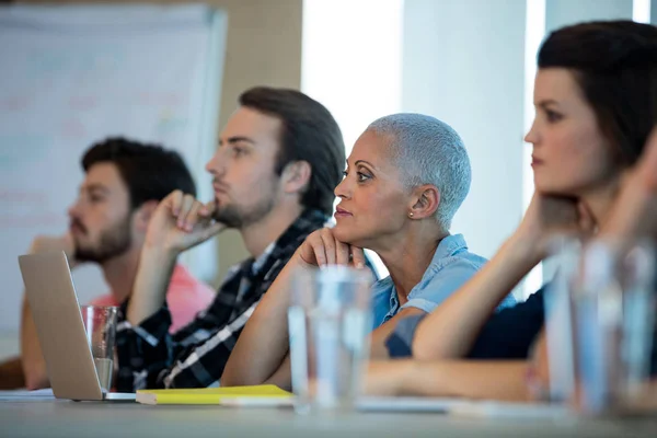 Креативна бізнес команда слухає на зустрічі в конференц-залі — стокове фото