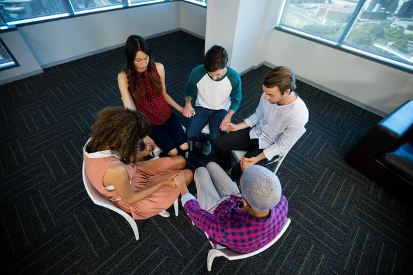 Equipe de negócios criativa segurando uns aos outros mão no escritório — Fotografia de Stock