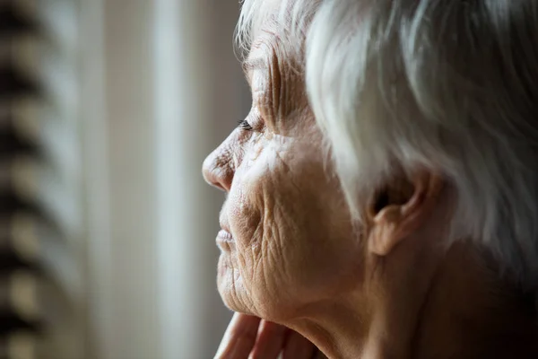 Close-up van bezorgd senior vrouw — Stockfoto