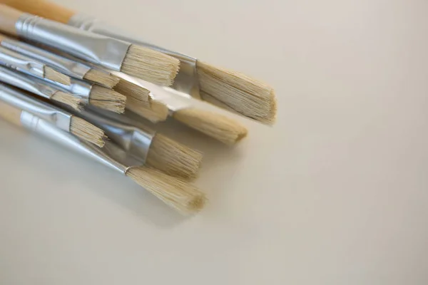 Beyaz arka plan üzerinde düz fırçalar — Stok fotoğraf