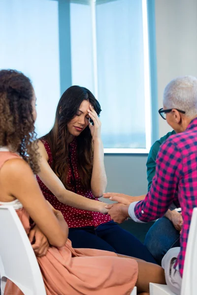 Equipe de negócios criativa consolando colega chateado — Fotografia de Stock