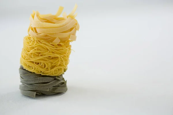 Stos makaronu tagliatelle i capellini — Zdjęcie stockowe