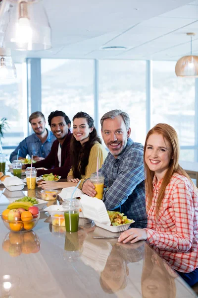 Equipe de negócios criativa tendo refeição no escritório — Fotografia de Stock