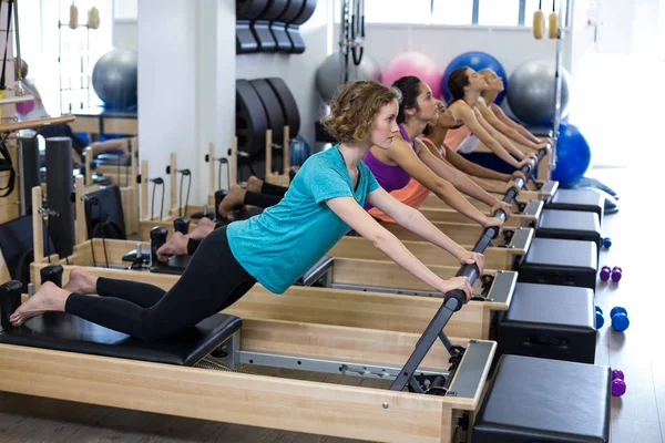 Groupe de femmes exerçant sur le réformateur — Photo