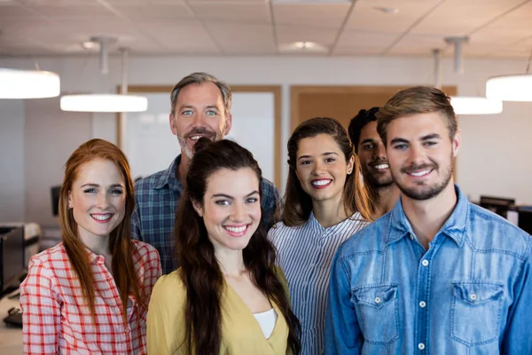 Equipo empresarial creativo de pie juntos — Foto de Stock