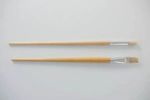 Beyaz arka plan üzerinde düzenlenmiş Boya fırçaları — Stok fotoğraf