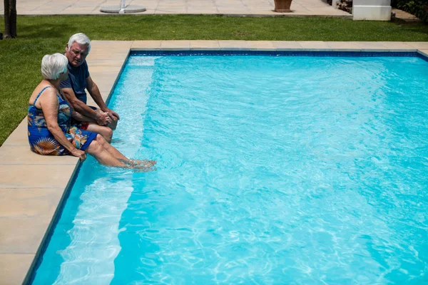 Pareja mayor interactuando entre sí en la piscina —  Fotos de Stock