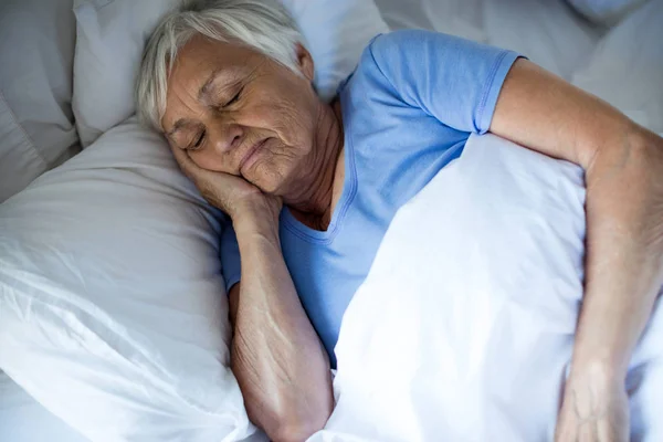 Seniorin schläft im Schlafzimmer — Stockfoto