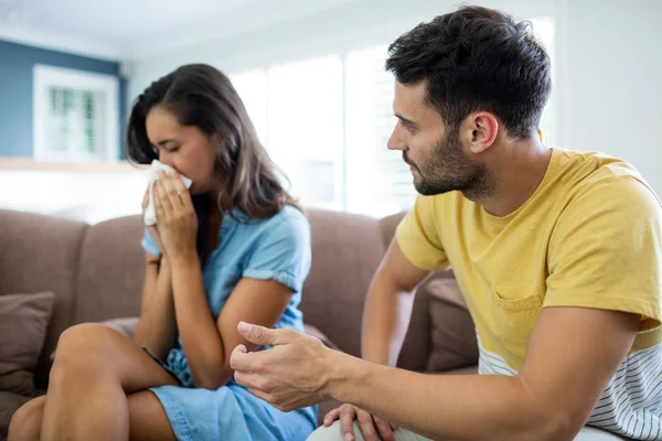 Couple arguing with each other in living room — Stock Photo, Image
