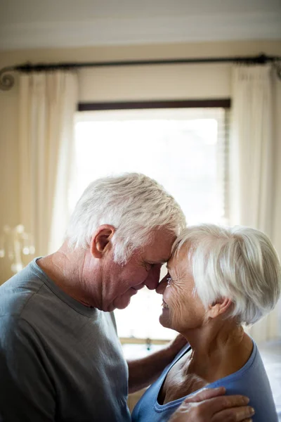 Äldre par romancing i sovrum — Stockfoto
