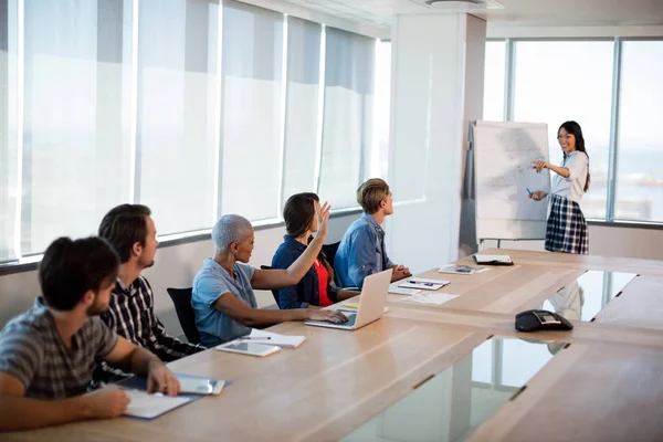 Vrouw presentatie geven met haar collega's in de vergaderruimte — Stockfoto