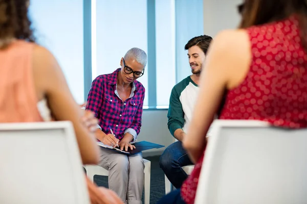 Creatieve business team bespreken — Stockfoto