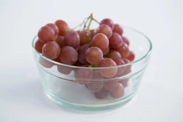 Close-up of red bunch of grapes in glass bowl — Stock Photo, Image