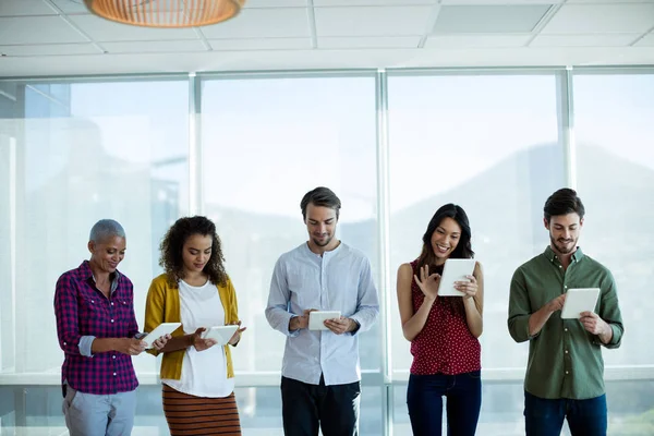 Equipo empresarial creativo que utiliza tableta digital en la oficina — Foto de Stock