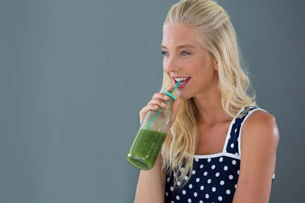 Schöne Frau trinkt Smoothie — Stockfoto