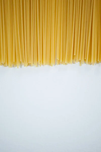 Massa de espaguete no fundo branco — Fotografia de Stock