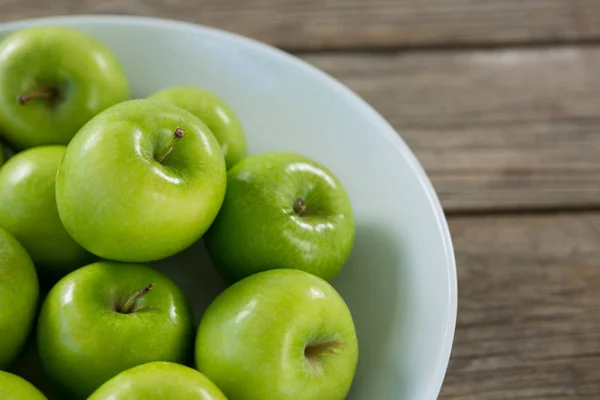 Крупный план зеленых яблок в миске — стоковое фото