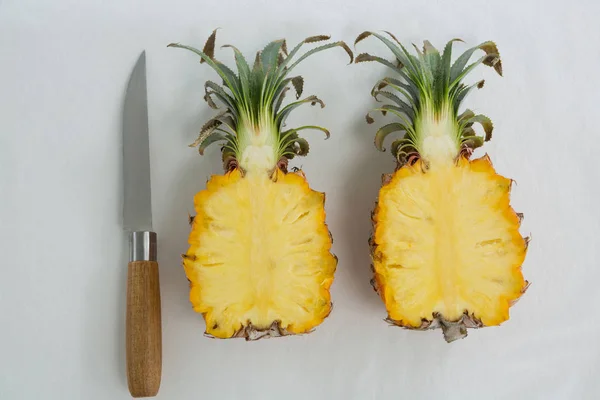 Крупный план ананаса, разрезанного на две половины — стоковое фото