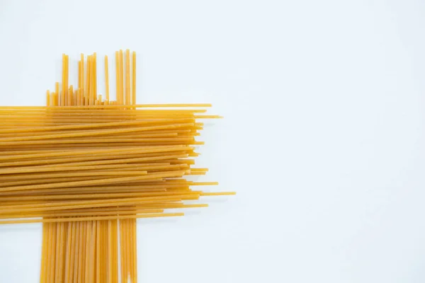 Pasta de espaguetis sobre fondo blanco — Foto de Stock