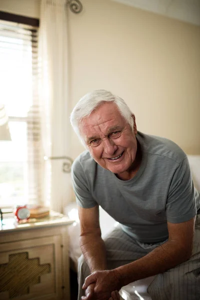 Portret van senior man ontspannen in de slaapkamer — Stockfoto