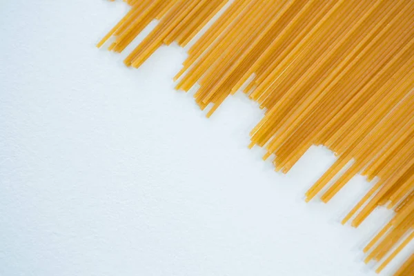 Pasta de espaguetis sobre fondo blanco —  Fotos de Stock