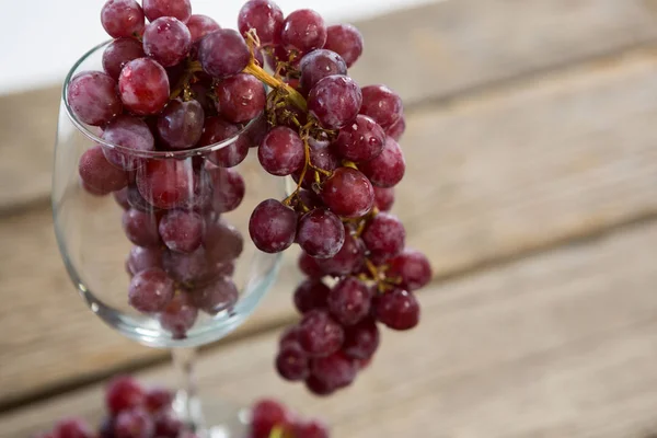 Close-up of red bunch of grapes in wine glass — Stock Photo, Image