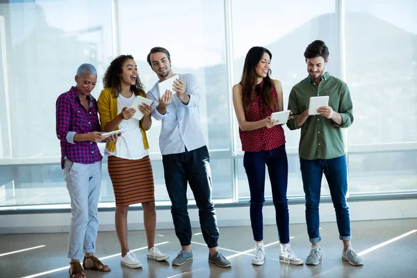 Creatieve business team digitale tablet gebruiken in office — Stockfoto