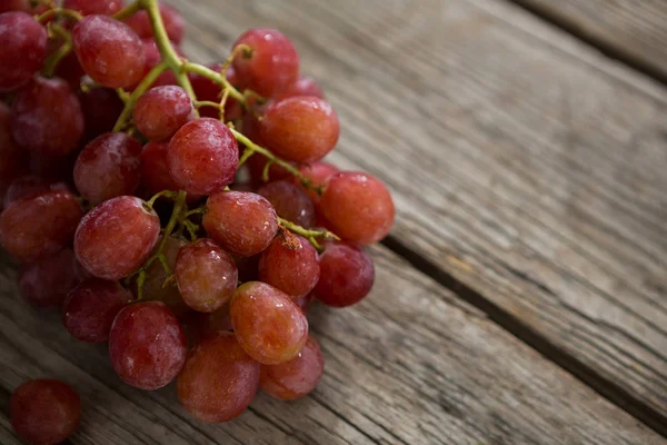 Primer plano del racimo rojo de uvas con gotitas de agua — Foto de Stock