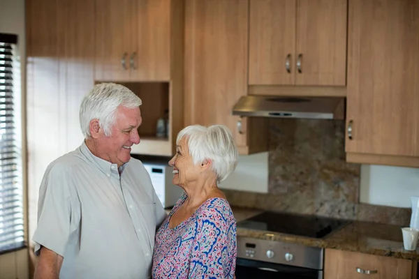 Felice coppia anziana che si guarda in cucina — Foto Stock