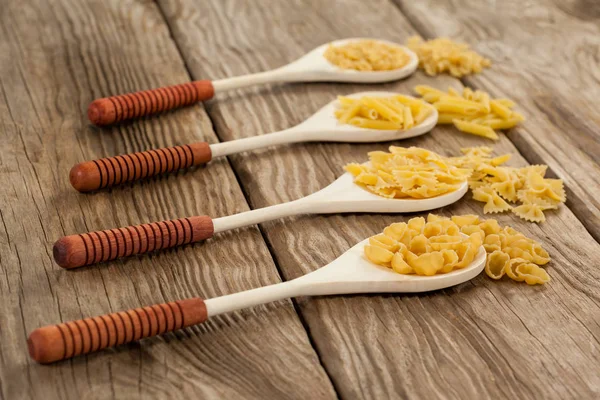 Löffel gefüllt mit verschiedenen Nudelsorten — Stockfoto