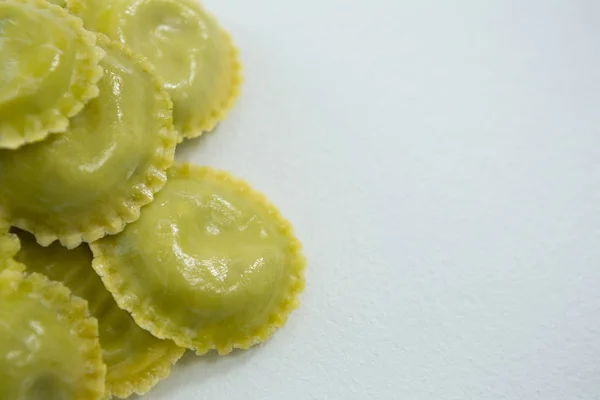 Närbild av runda ravioli pasta — Stockfoto