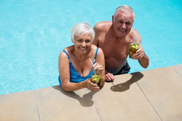 Porträt eines älteren Ehepaares mit Gläsern Eistee — Stockfoto