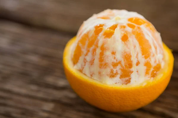Close-up de meia casca de laranja — Fotografia de Stock