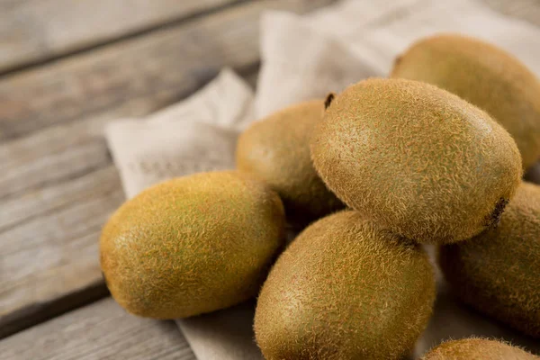 Kiwis na mesa de madeira — Fotografia de Stock