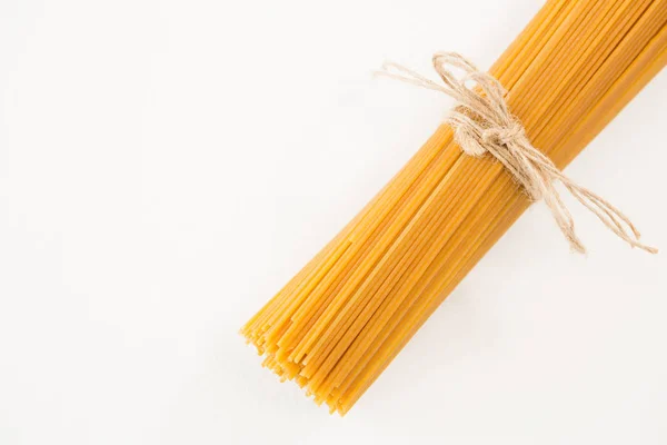 Pacote de espaguete cru amarrado com corda — Fotografia de Stock